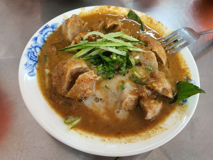 Hình ảnh tô hủ tiếu sa tế vàng ươm đầy hấp dẫn tại Tô Ký (ảnh 2)