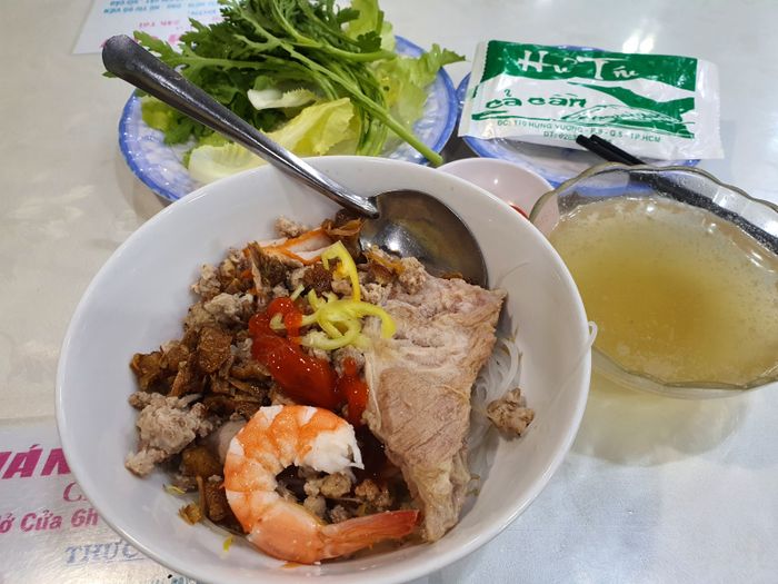 Hình ảnh không gian ấm cúng và món bánh bao hấp dẫn tại Cả Cần