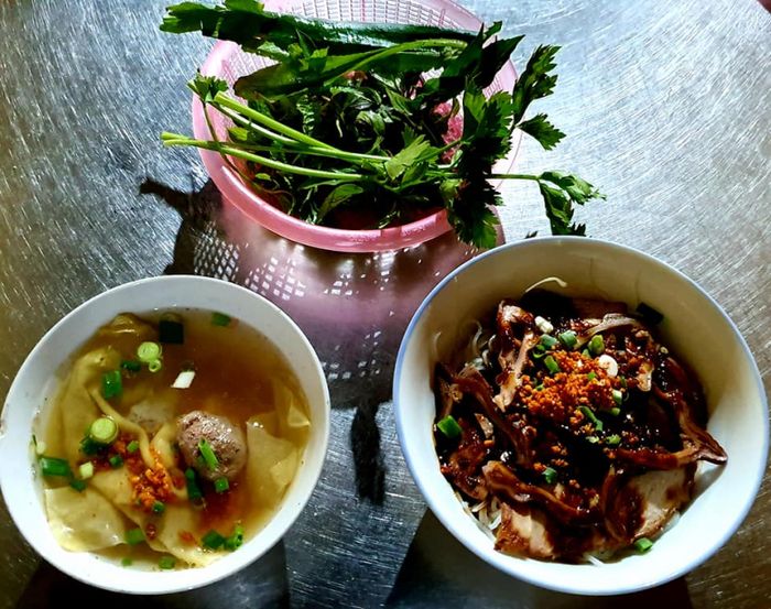 Hình ảnh tô hủ tiếu thập cẩm đầy màu sắc tại Chú Thòn