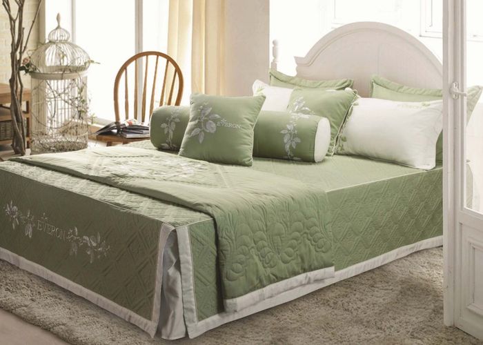 Không gian phòng ngủ mẫu được bài trí bằng bộ chăn ga cao cấp tại showroom Hoàng Nga