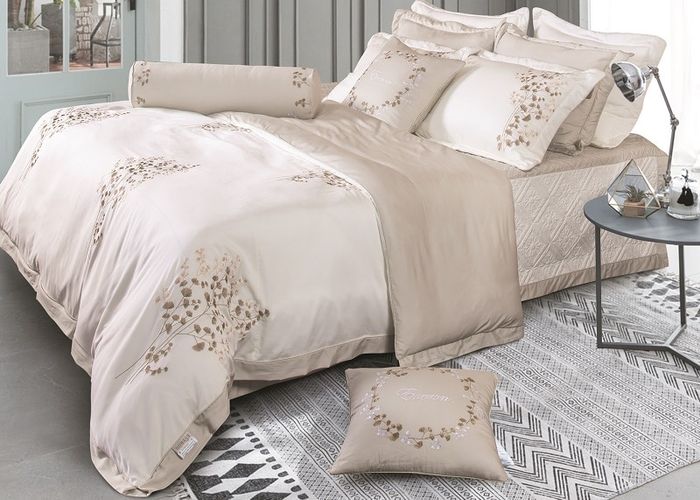 Hình ảnh trưng bày không gian sang trọng tại showroom Nệm Đà Thành với đa dạng mẫu nệm cao cấp