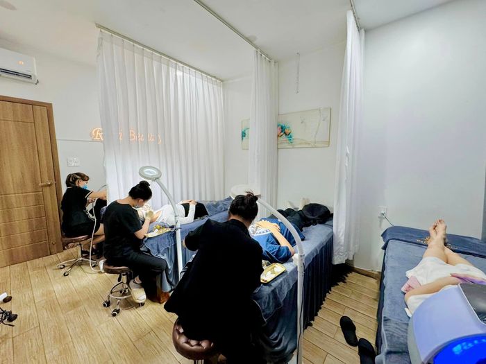 Hình ảnh minh họa liệu trình trị mụn chuyên sâu (Nguồn: Rebi Beauty)