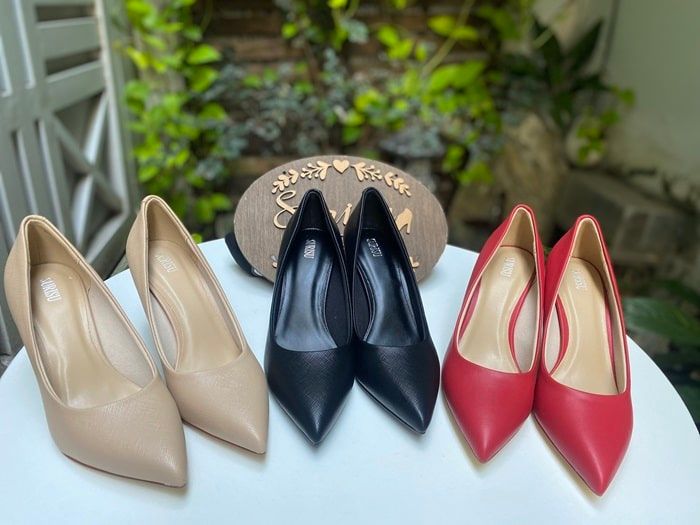 Giày Nữ Suri là địa chỉ mua sắm lý tưởng dành cho những tín đồ yêu thích sự thanh lịch và độc đáo. Tại đây, bạn sẽ tìm thấy vô vàn mẫu giày tinh tế từ các thương hiệu uy tín, mang đến cho bạn phong cách thời trang nổi bật.