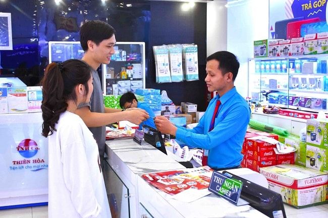 Không gian mua sắm tại Siêu thị Điện máy Thiên Hòa được thiết kế hiện đại, rộng rãi, tạo nên một không khí thoải mái để bạn dễ dàng lựa chọn sản phẩm mà mình yêu thích.