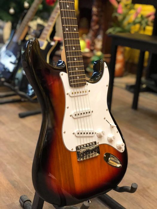 Bộ sưu tập guitar đa dạng tại showroom Hữu Phước Music - Ảnh 2