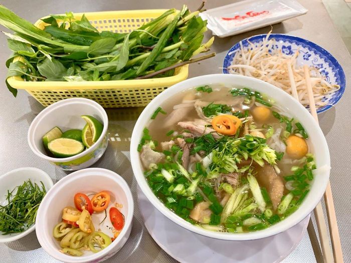 Không gian ấm cúng và tô phở hấp dẫn tại Phở Xuân Hương