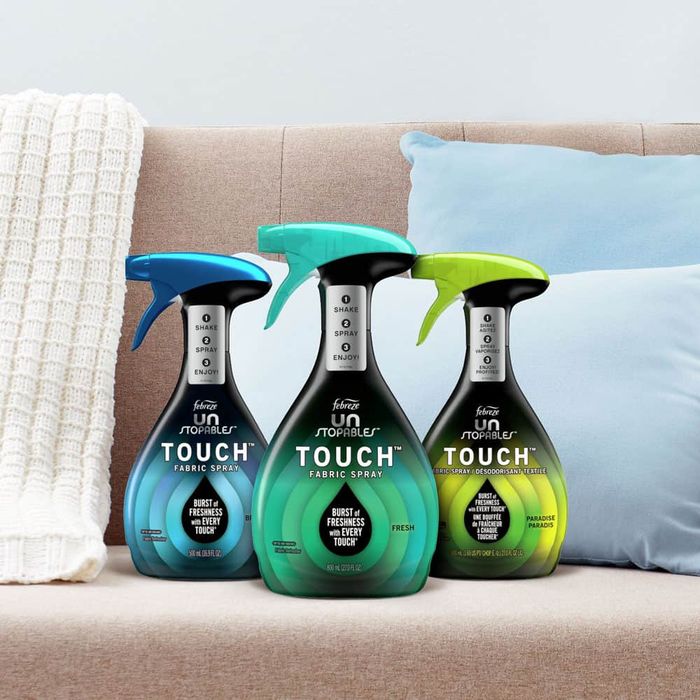 Nước xịt thơm quần áo Febreze UnStopables Touch Fabric Spray ảnh 2