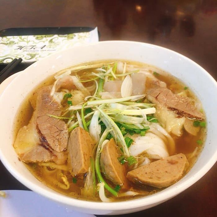 Không gian ấm cúng và tô phở đặc trưng tại Phở Sưa