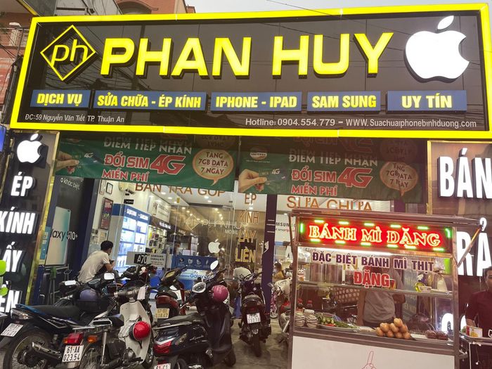 Không gian showroom hiện đại tại Phan Huy Mobile