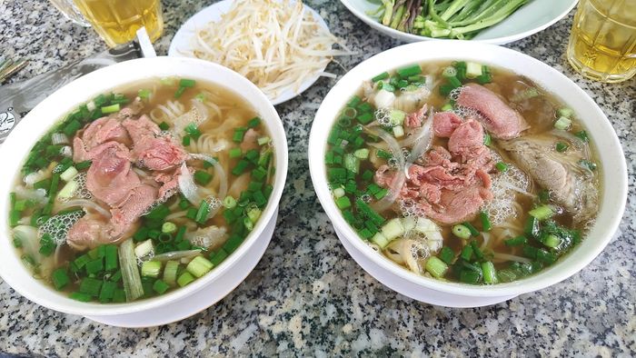 Không gian ấm cúng và tô phở hấp dẫn tại Phở Kim Hưng