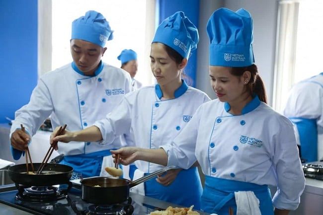 Trường dạy nghề Việt Úc – Hành trình học tập chuyên sâu, nơi ươm mầm tài năng nữ công gia chánh hiện đại.
