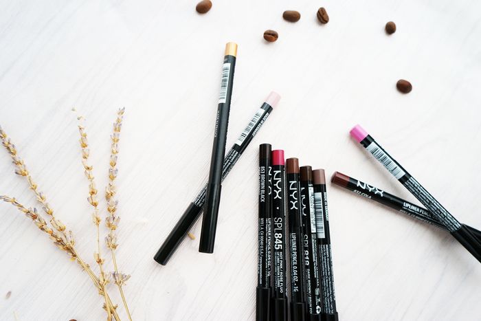 Chì kẻ môi Nyx Slim Lip Pencil Hot Pink - Hình ảnh chân thực về sắc hồng rực rỡ