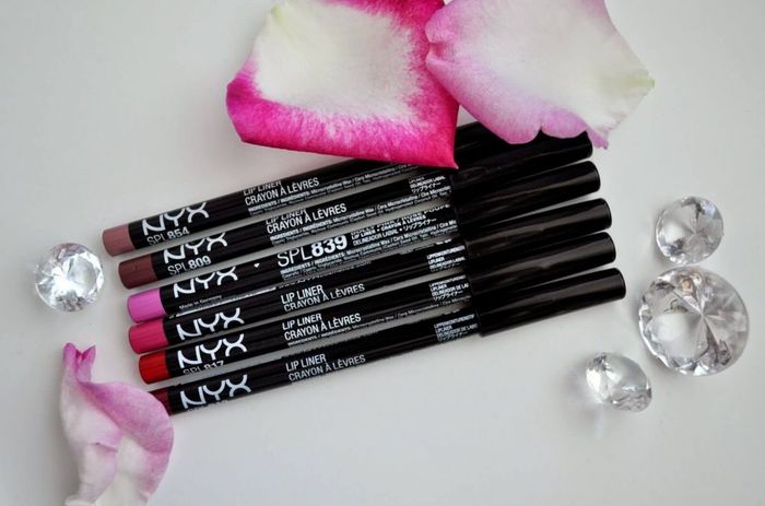 Chì kẻ môi Nyx Slim Lip Pencil Hot Pink - Hình ảnh 2 cho thấy độ mảnh và độ bám màu ấn tượng