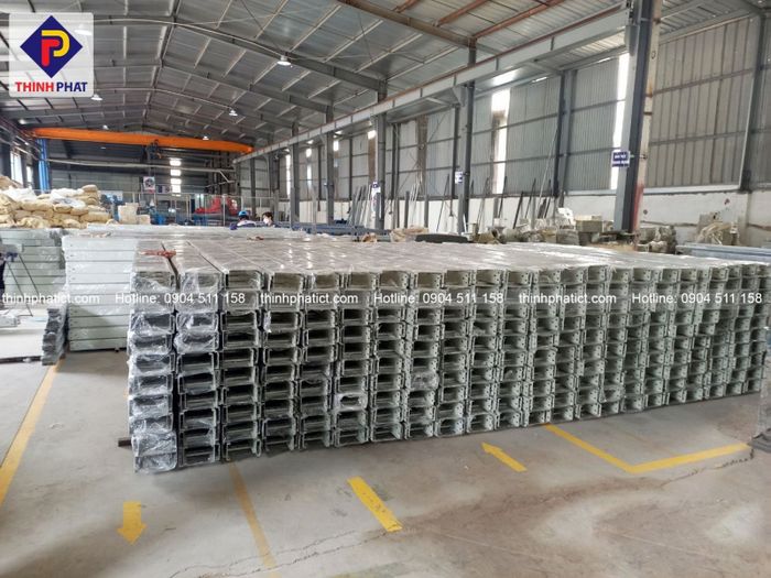 Hình ảnh dây chuyền sản xuất thang máng cáp tự động hóa tại Thịnh Phát