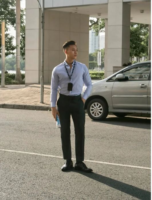 Mr Simple Style luôn là lựa chọn ưu tiên của các tín đồ thời trang yêu thích sự tối giản nhưng vẫn đầy phong cách. Các sản phẩm tại đây không chỉ mang đến vẻ đẹp tinh tế mà còn phù hợp với nhiều phong cách khác nhau, từ thanh lịch công sở đến trẻ trung, năng động cho các bạn trẻ. Khi đến với Mr Simple Style, bạn sẽ trải nghiệm không gian mua sắm thoải mái và hiện đại.