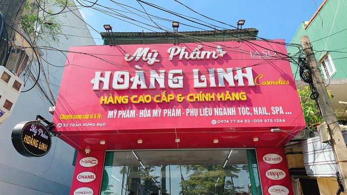 Không gian mua sắm sang trọng tại Mỹ Phẩm Hoàng Linh
