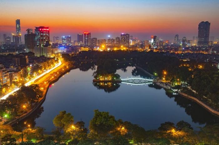 Hồ Hoàn Kiếm lung linh trong ánh đèn đêm