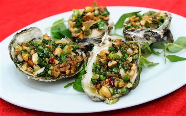 Đặc sản Hạ Long: Hàu nướng mỡ hành - Món ngon làm say lòng thực khách