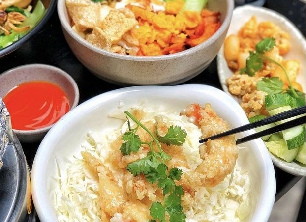 Mì Trộn Hong Kong - Hương Vị Quốc Tế Giữa Lòng Sài Gòn
