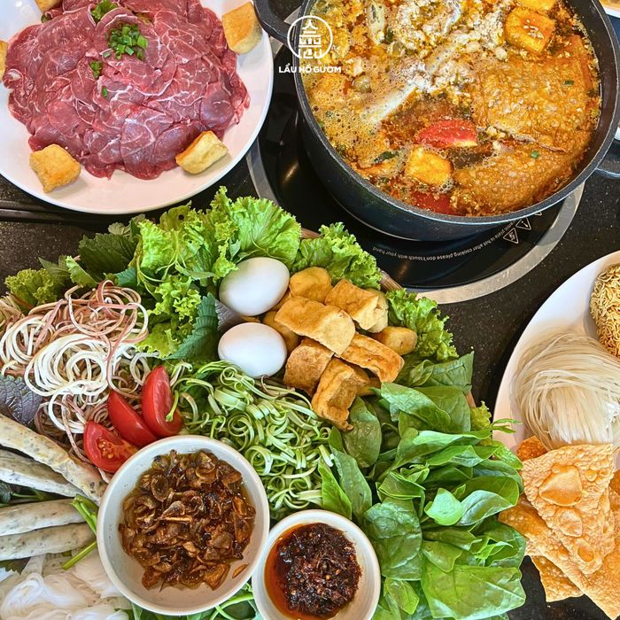Không gian ấm cúng mang đậm chất Bắc Bộ tại Lẩu Hồ Gươm