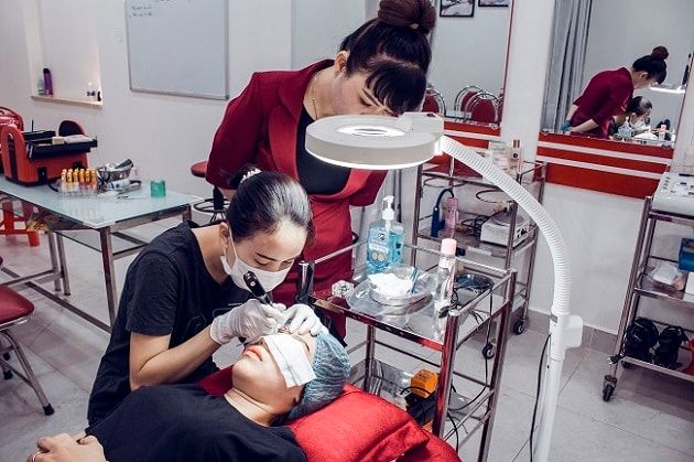 Khóa đào tạo phun xăm thẩm mỹ chuyên nghiệp tại World Nail School