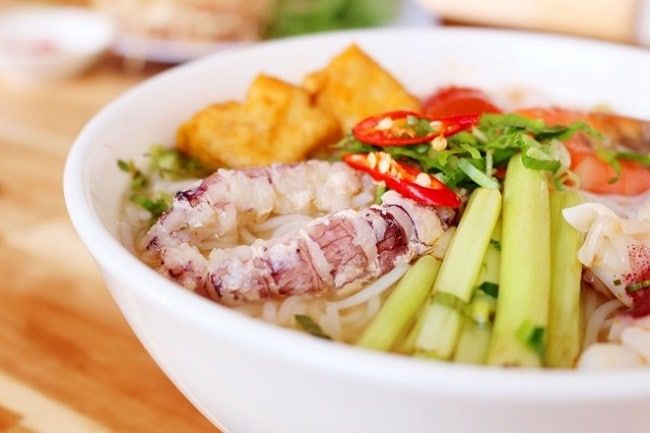 Hành trình vị giác: Khám phá Top 10 đặc sản Hạ Long làm say lòng thực khách - Bún hải sản tươi ngon trứ danh