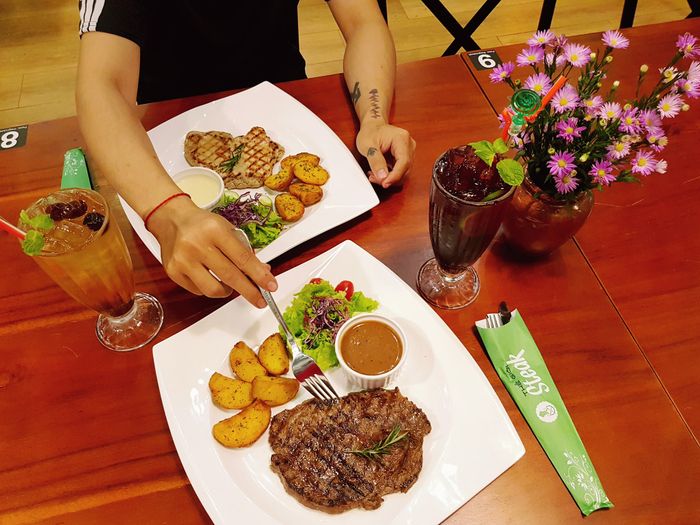 Nghệ thuật trình bày món ăn tinh tế tại Thế Giới Steak