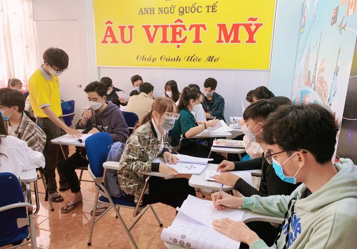 Giờ học tương tác sôi nổi tại Trung Tâm Âu Việt Mỹ