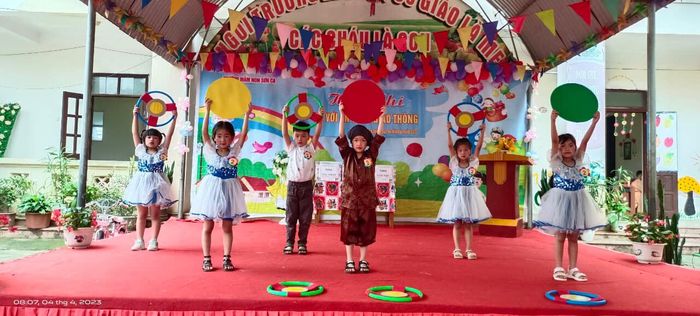 Góc sân trường ngập tràn nắng gió và tiếng cười