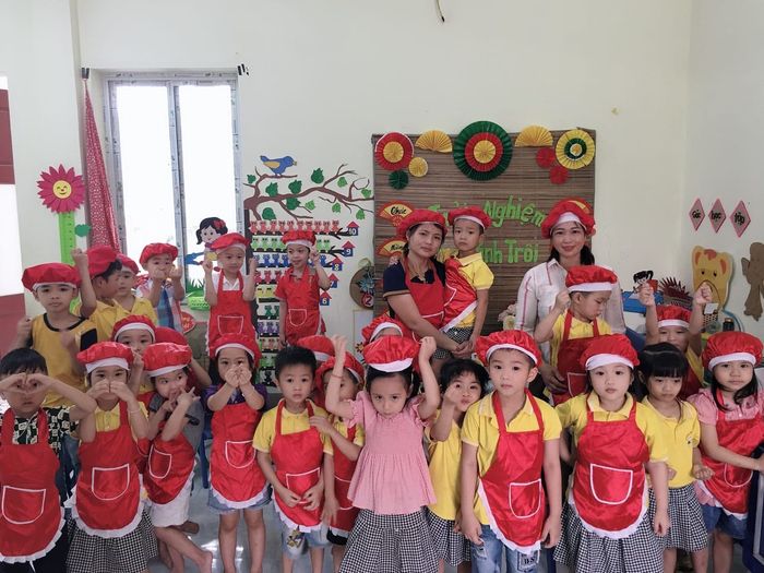 Góc sân trường đầy nắng và tiếng cười trẻ thơ