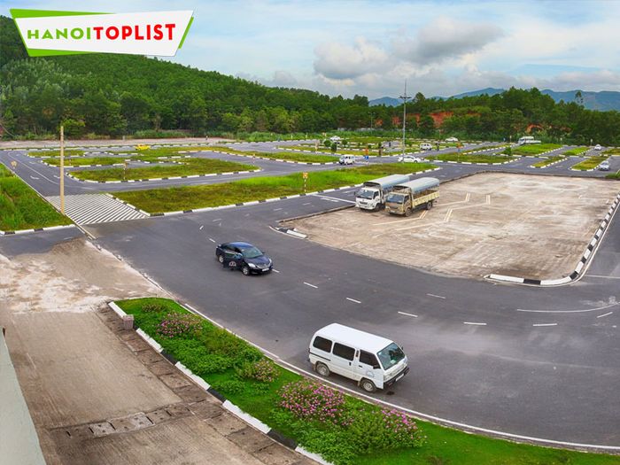 bai-tap-lai-xe-o-to-tai-vov-luong-the-vinh-ha-noi-Tripi