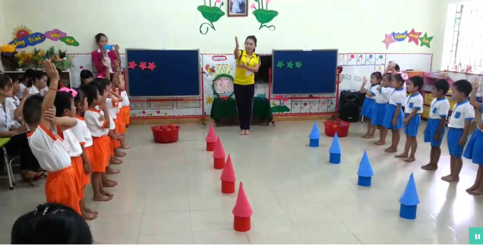 Góc sân trường rộn rã tiếng cười trẻ thơ