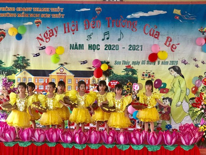 Góc sân trường rộn rã tiếng cười trẻ thơ