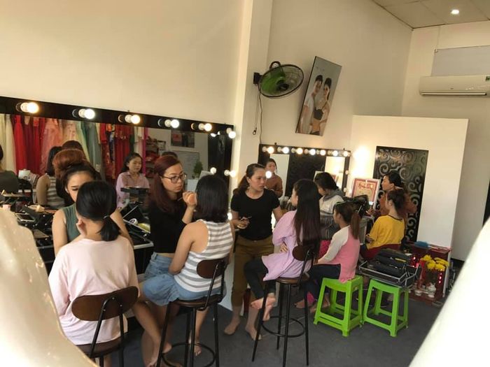 Học viên thực hành kỹ thuật trang điểm dưới sự hướng dẫn của Makeup Ông Nguyễn