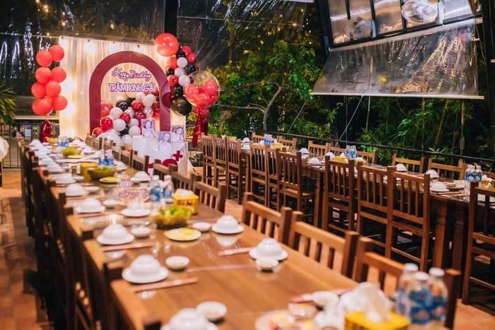 Nhà Hàng Dê Thui Nứa - Hình ảnh không gian sang trọng, lịch sự, đậm chất núi rừng.