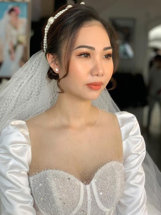 Hình ảnh học viên thực hành kỹ thuật make-up cô dâu tại Mai Chi Makeup
