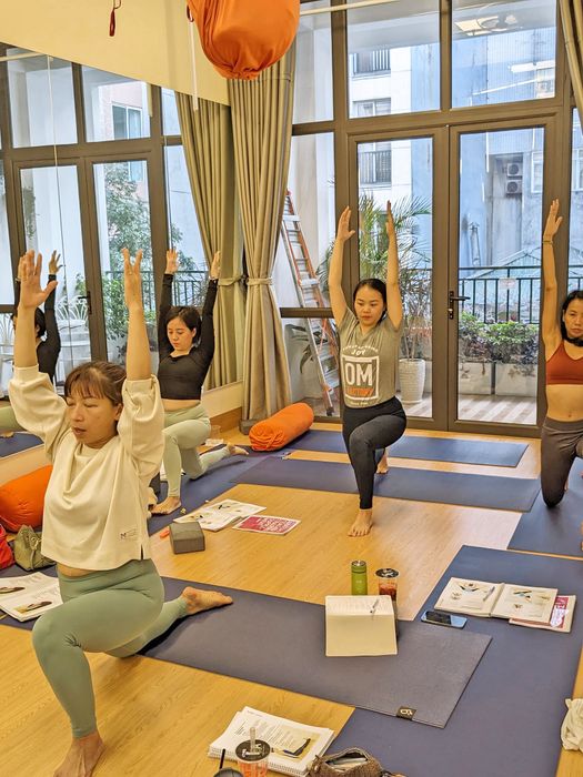 Các học viên đang thực hành yoga tại OM FACTORY - School of Yoga