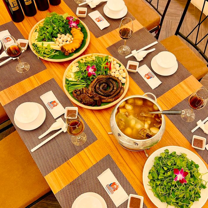 Không gian sang trọng và ấm cúng tại Cua Cốm Restaurant