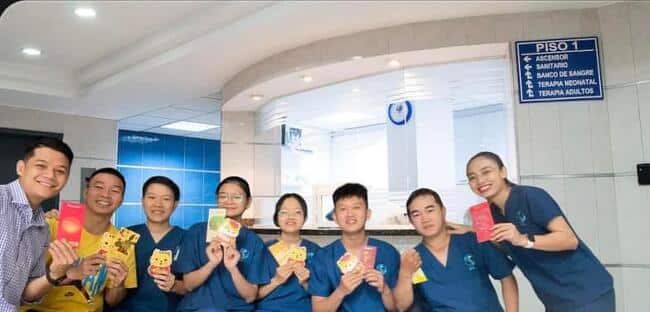 HealthCare Đông Y sở hữu một đội ngũ nhân viên tận tình và chuyên nghiệp, luôn đặt lợi ích của bệnh nhân lên hàng đầu.