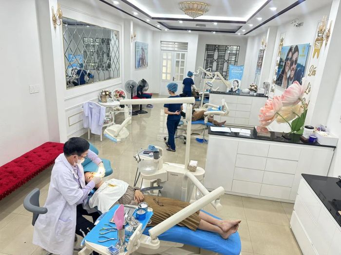 Hình ảnh đội ngũ y bác sĩ chuyên nghiệp tại Nha khoa Hoàng Kim