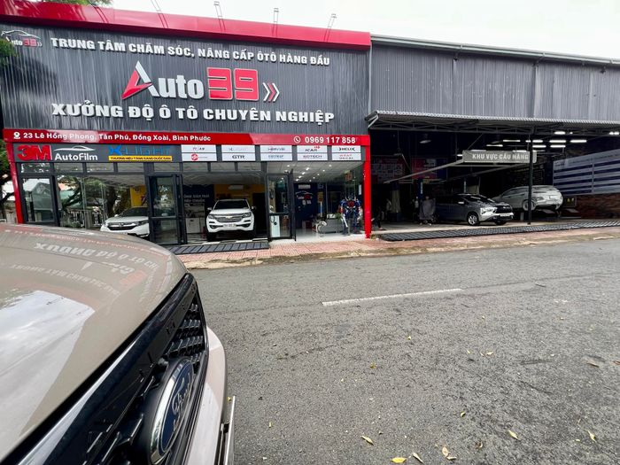 Hình ảnh đội ngũ kỹ thuật viên Auto39 đang làm việc