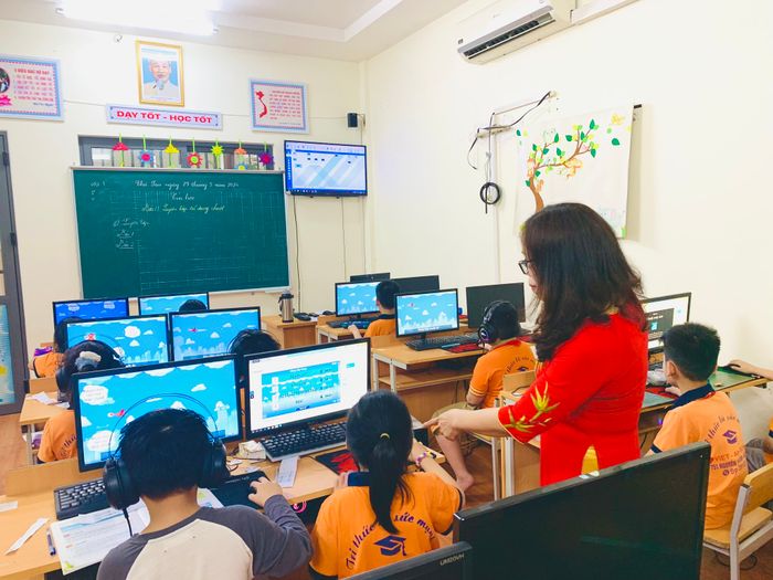 Hình ảnh khuôn viên xanh mát tại Trường Việt Anh
