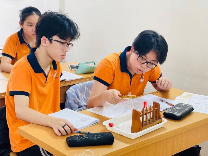 Hình ảnh giờ học tiếng Anh sôi nổi tại Trường Việt Anh