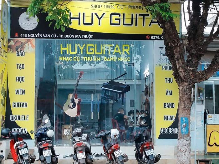 Bộ sưu tập nhạc cụ đa dạng tại Huy Guitar