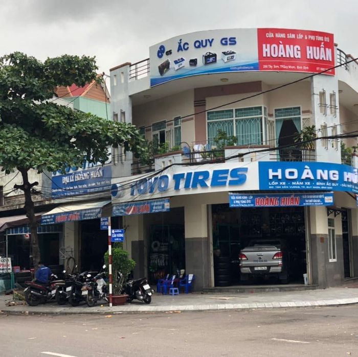Không gian trưng bày sản phẩm tại Mâm Lốp Hoàng Huấn