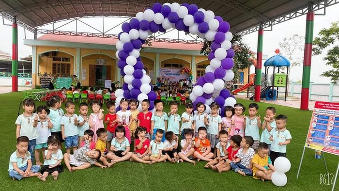 Góc nhìn mới về Trường Mầm non Phúc Hòa - Nơi những nụ cười trẻ thơ tỏa sáng giữa khuôn viên tràn ngập màu sắc và yêu thương.