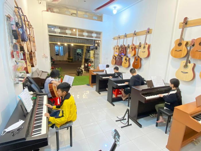 Không gian trưng bày đầy cảm hứng tại Nguyễn Nam Music