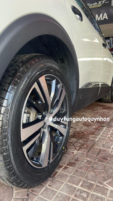 Hình ảnh đội ngũ kỹ thuật viên chuyên nghiệp tại Duy Tùng Auto
