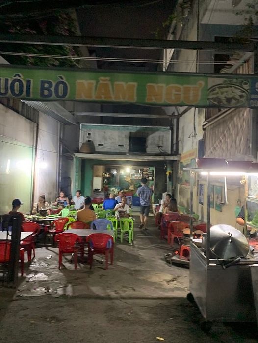 Năm Ngự Lẩu Đuôi Bò - Hương vị truyền thống đậm đà