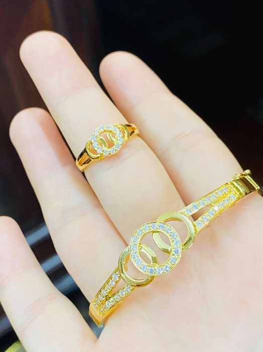 Không gian sang trọng và bộ sưu tập trang sức tại Vàng Phú Hào